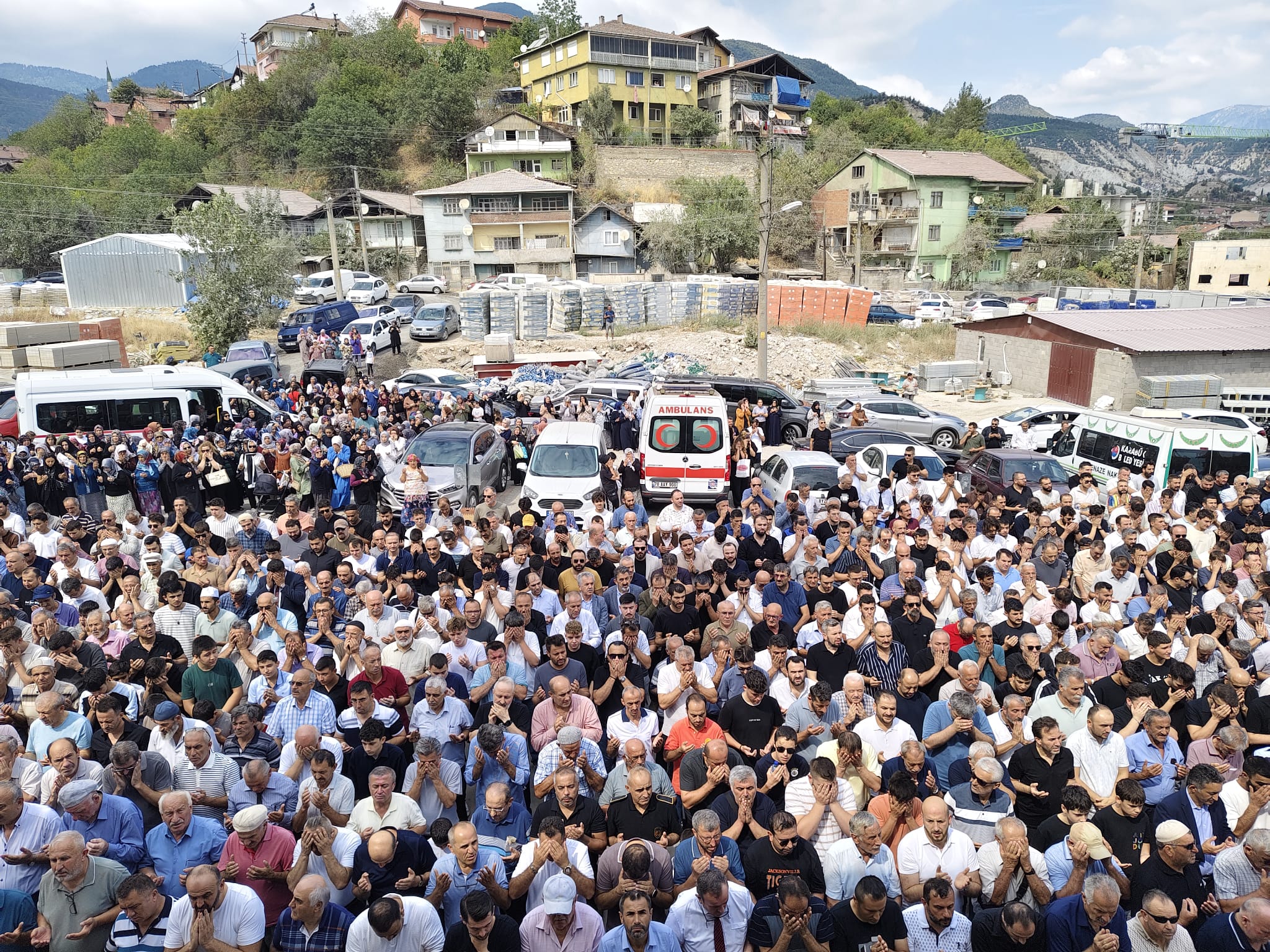KARDEMİR’deki iş kazasında yaşamını yitiren Yağız Yıldız’ı yüzlerce kişi uğurladı