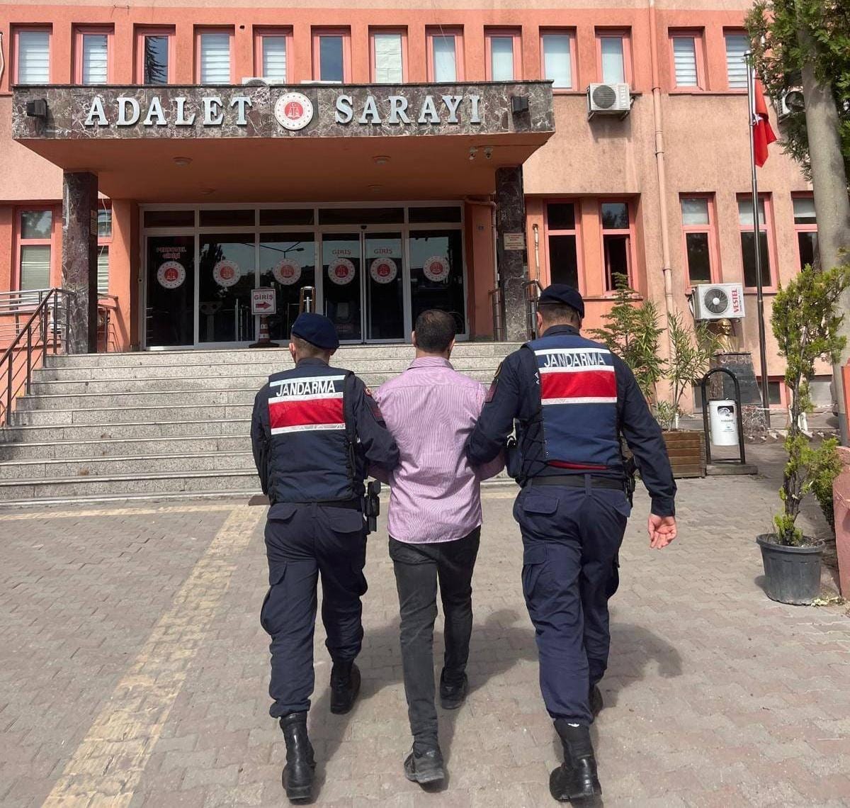 Cezaevi firarisi camide uyurken yakalandı