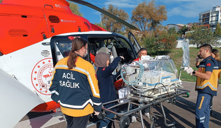Entübe durumda bulunan Kerem bebek hava ambulansı ile Karabük’e getrildi.