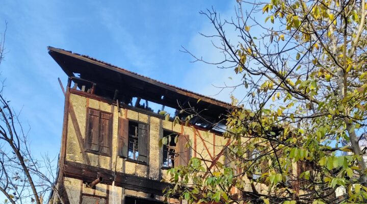 Safranbolu’da 150 Yıllık Tarihi Ahşap Ev Kül oldu.