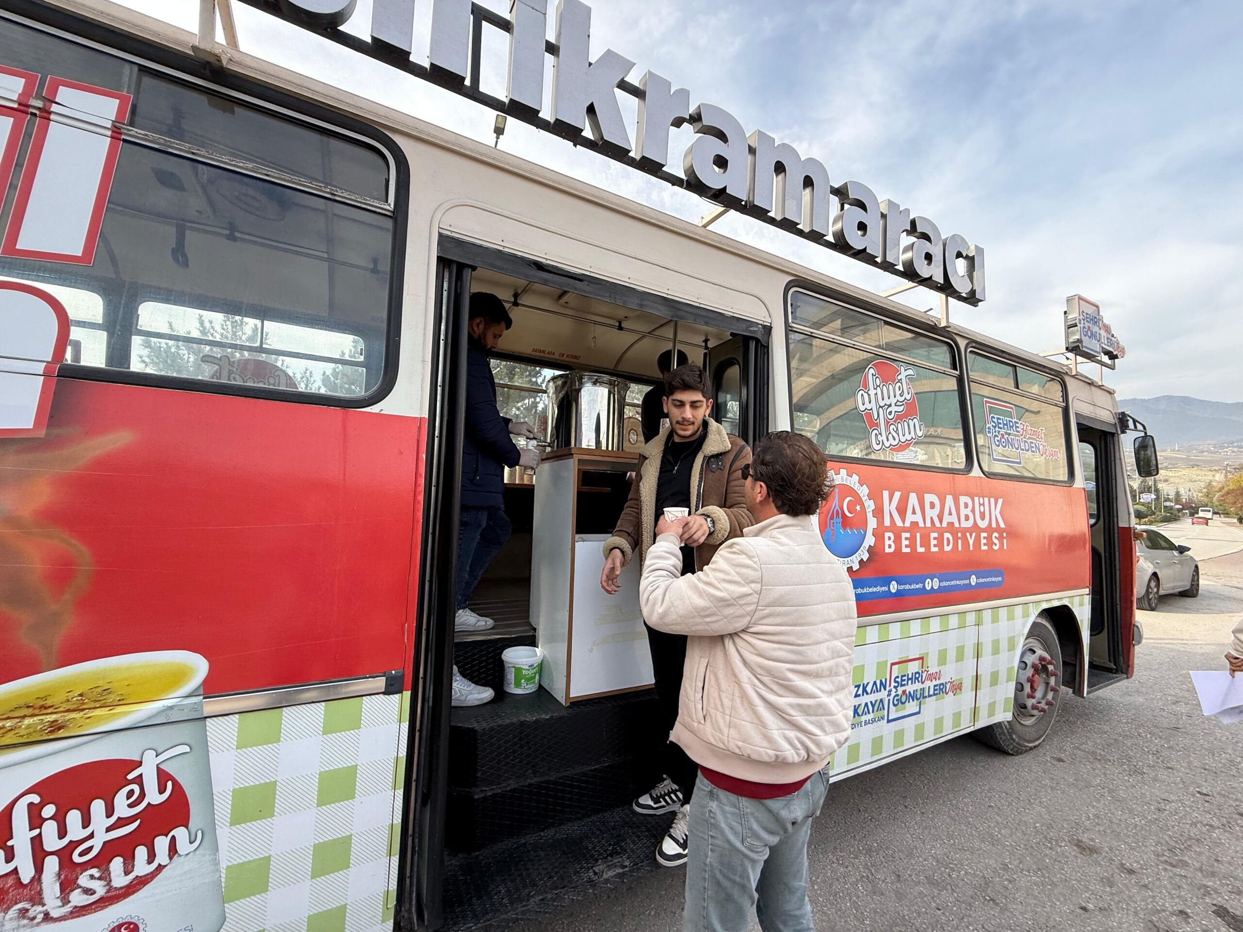 Karabük Belediyesi Soğuk Sabahları Sıcak Çorba İkramıyla Isıtıyor
