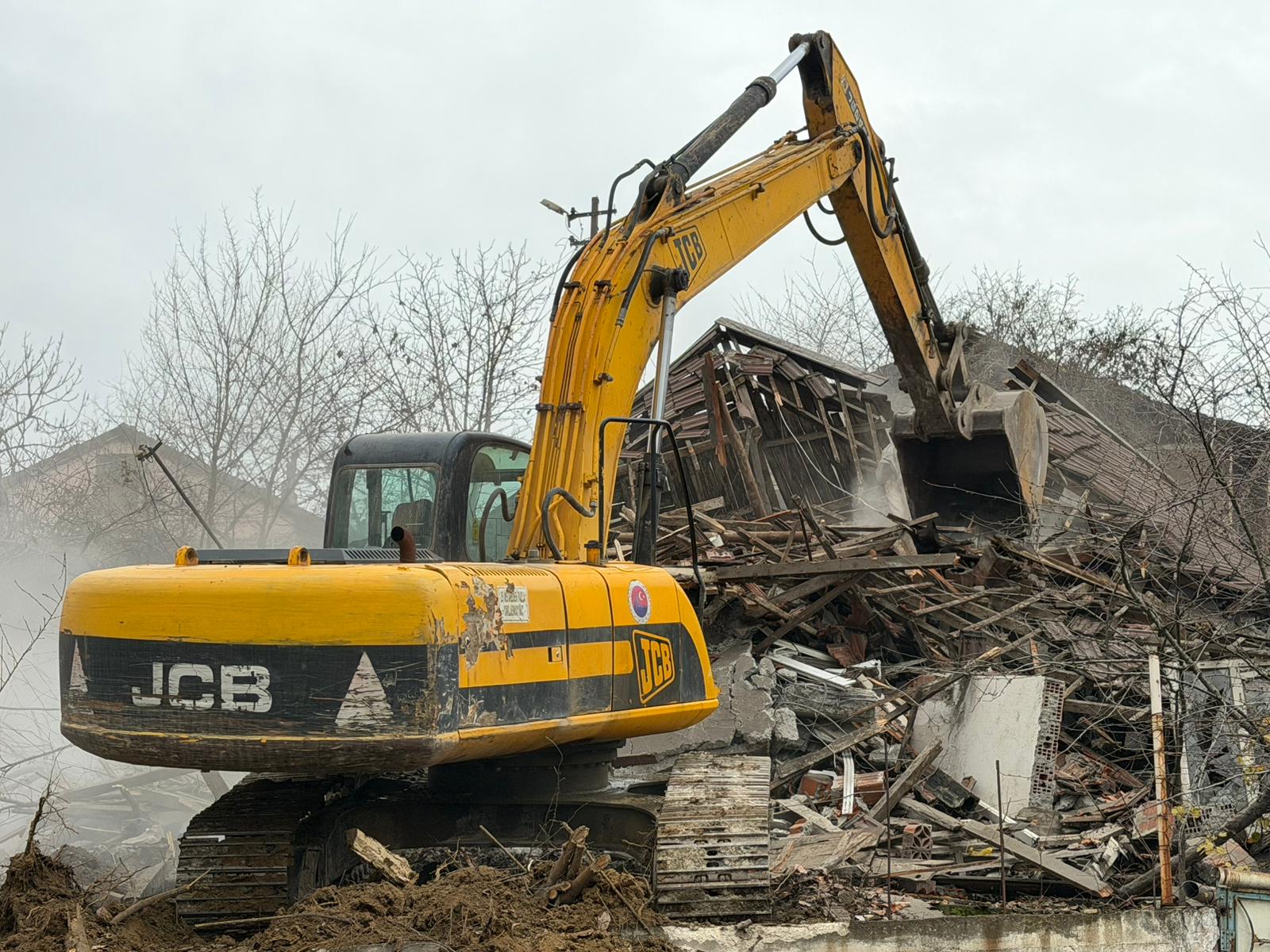 KARABÜK BELEDİYESİ METRUK BİNA YIKIMINA DEVAM EDİYOR