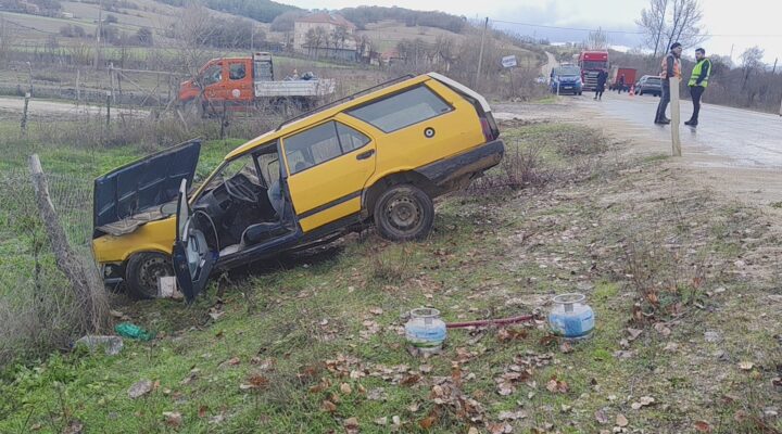 Eflani’de hafif ticari araç otomobille çarpıştı: 6 yaralı