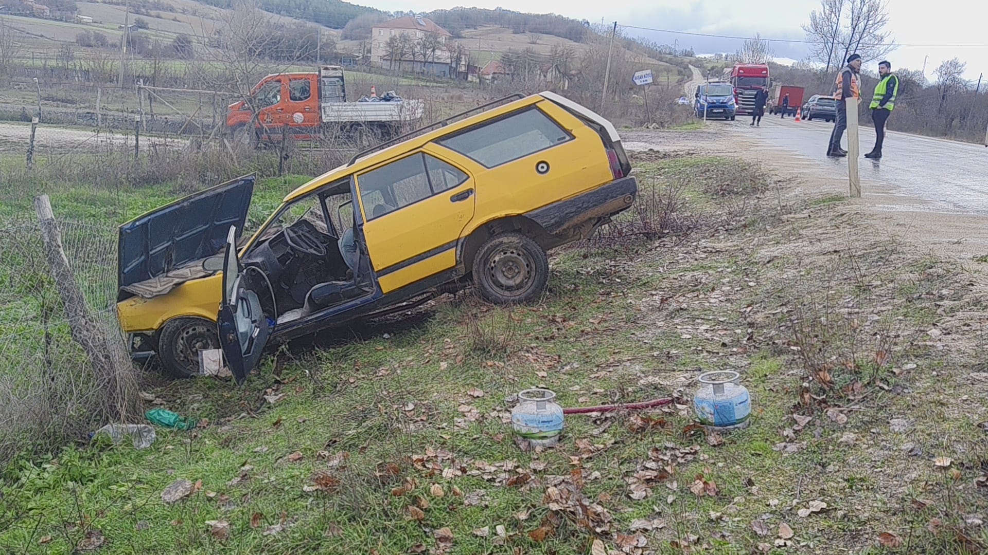 Eflani’de hafif ticari araç otomobille çarpıştı: 6 yaralı