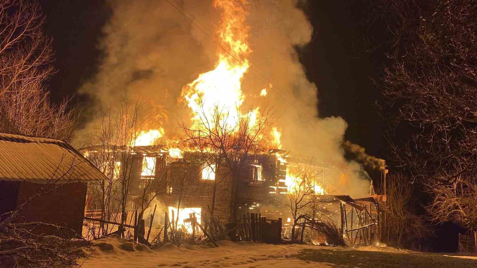 Eflani’de iki katlı ahşap ev küle döndü