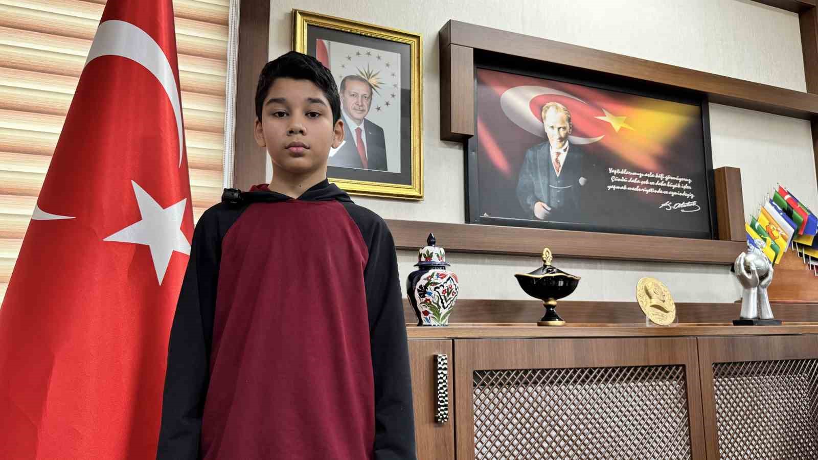 Karabük’te Kar altında İstiklal Marşı’na eşlik eden Türkmen öğrenci ödüllendirildi