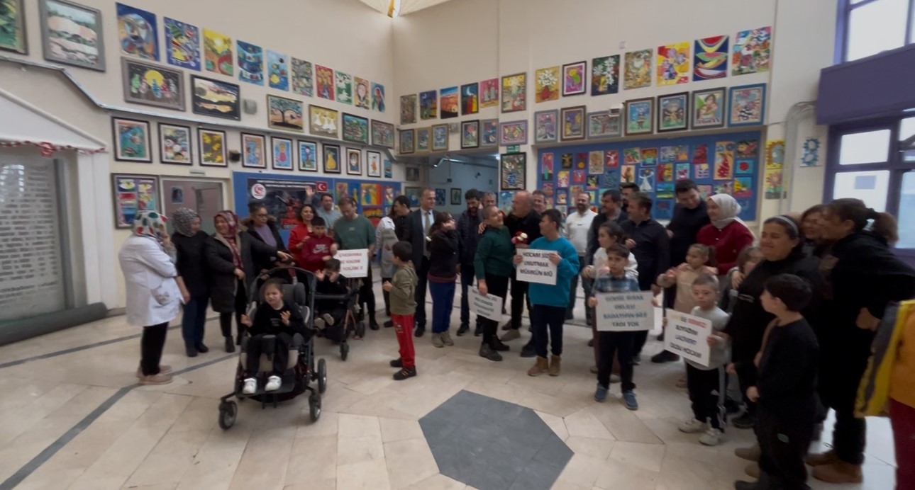 Karabük’te 41 yıllık öğretmene alkışlı ve çiçekli veda