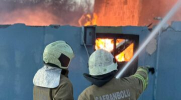 Eflani Çukurgelik Köyünde İki Katlı Ev Alevlere Teslim Oldu.