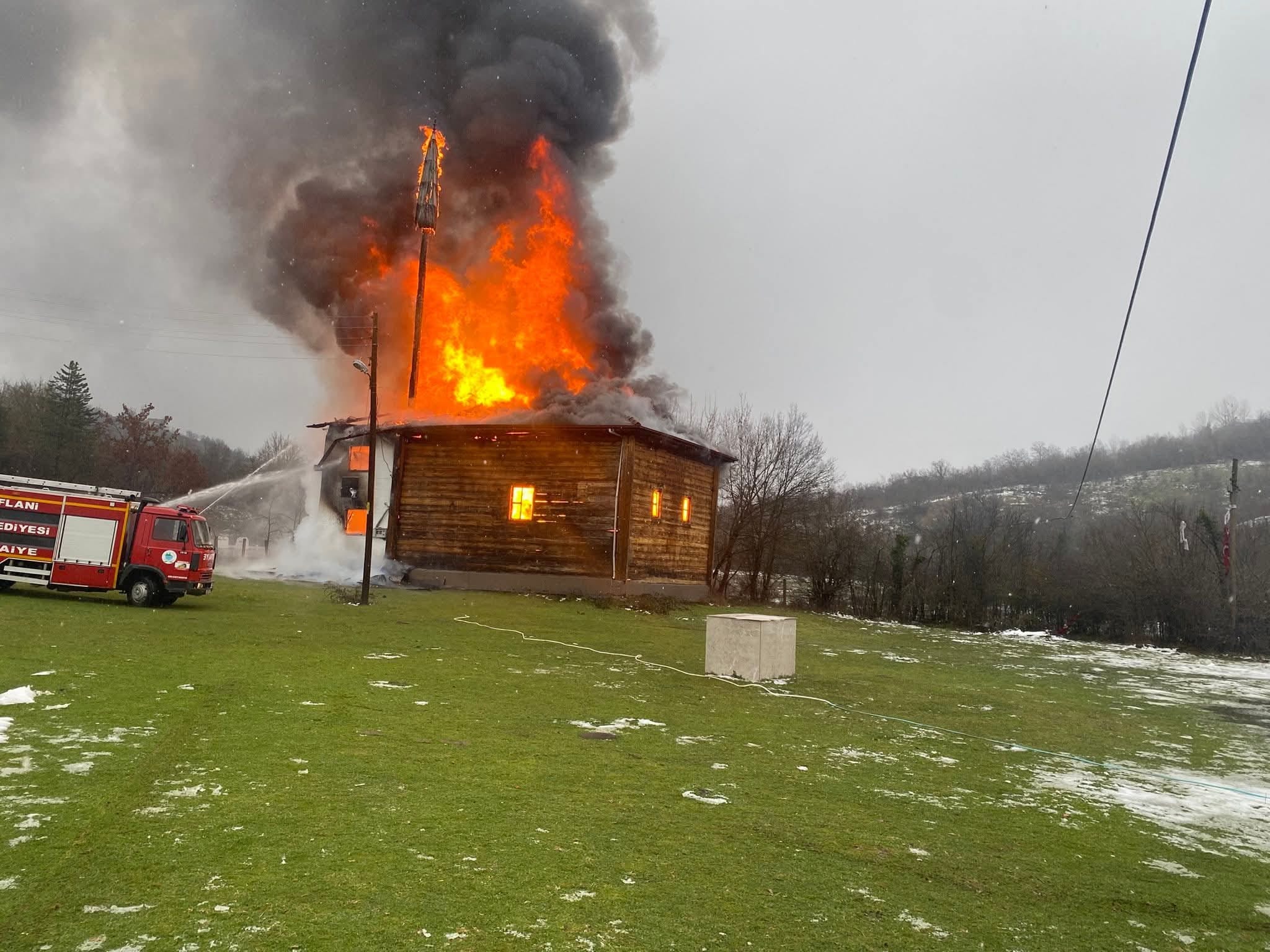 Eflani Ovaşeyhler Köyünde 450 yıllık ahşap cami alevlere teslim oldu
