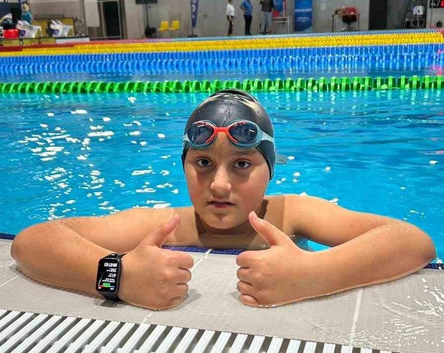 Karabüklü sporcu Muhammed Fatih Lord, 50 metre su üstü paletli yüzmede Türkiye şampiyonu oldu.