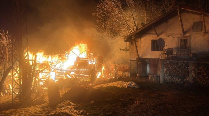 Safranbolu’da 2 katlı ahşap evde çıkan yangında 1 kişi yaralandı
