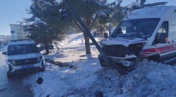 Karabük Bulak Kavşağında Ambulans ile Otomobil Çarpıştı; 2 Yaralı