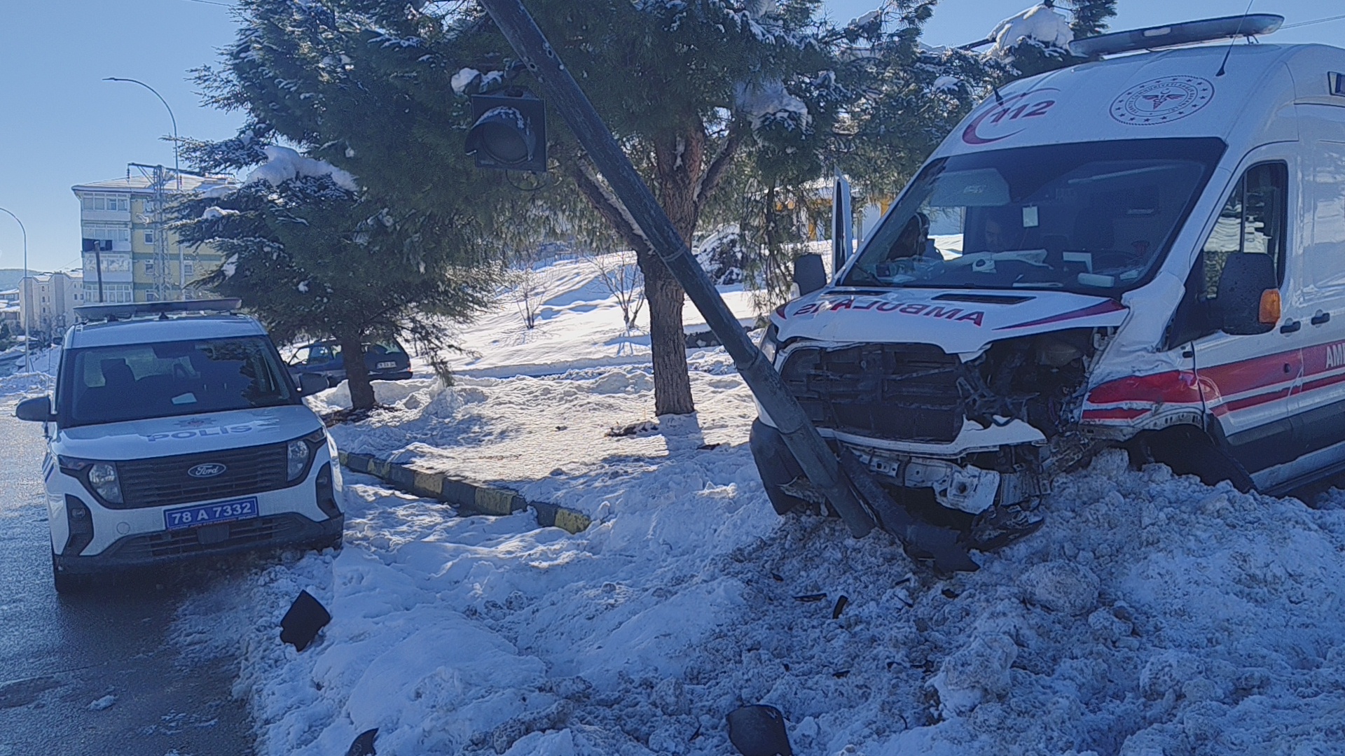 Karabük Bulak Kavşağında Ambulans ile Otomobil Çarpıştı; 2 Yaralı