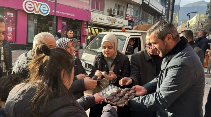 BAŞKAN ÇETİNKAYA VATANDAŞLARI YEREL ESNAFTAN  ALIŞ VERİŞ YAPMAYA DAVET ETTİ; “HEM ESNAFIMIZ KAZANSIN HEM KARABÜKÜMÜZ”