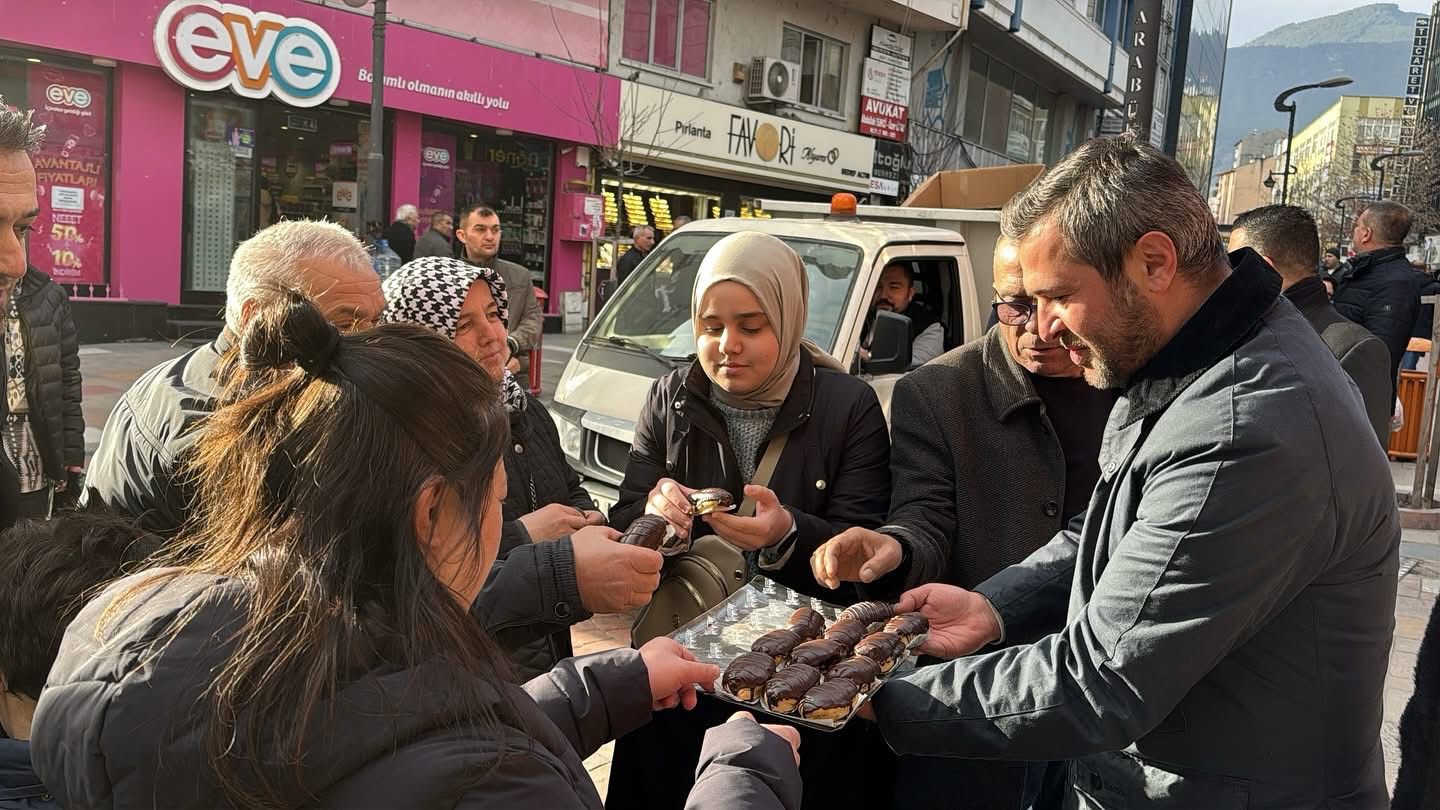 BAŞKAN ÇETİNKAYA VATANDAŞLARI YEREL ESNAFTAN  ALIŞ VERİŞ YAPMAYA DAVET ETTİ; “HEM ESNAFIMIZ KAZANSIN HEM KARABÜKÜMÜZ”